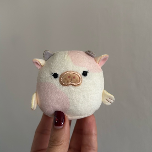 💗 NWOT Malia the Seacow 2.5” Micromallow Squishmallow - Picture 1 of 3
